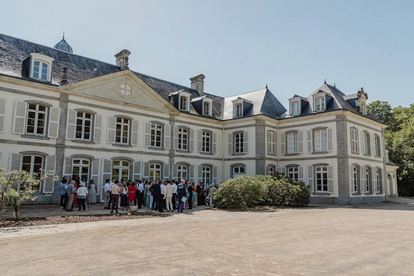 Les invités devant le château