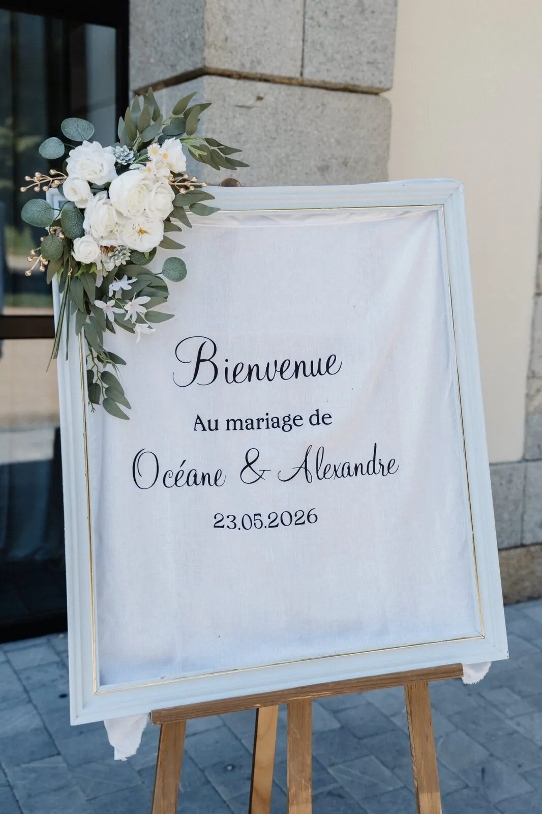 Panneau de bienvenue fleuri à l'entrée d'un mariage