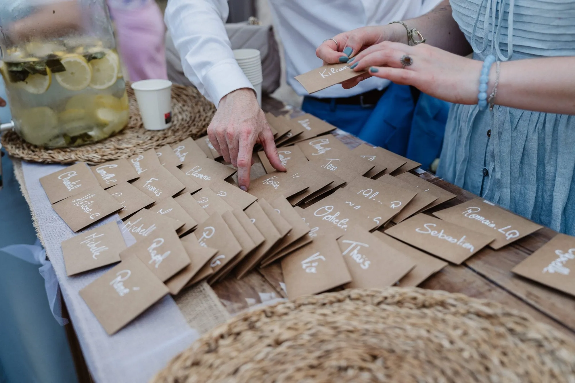 Enveloppes kraft calligraphiées au prénom de chaque invité