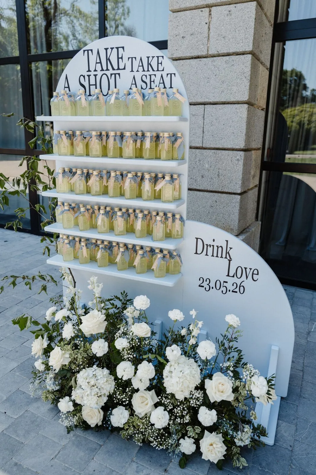 Mur de shots « Take a shot, take a seat » servant de plan de table